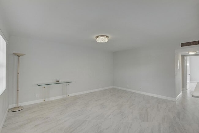 Building Photo - 998 Normandy Trail