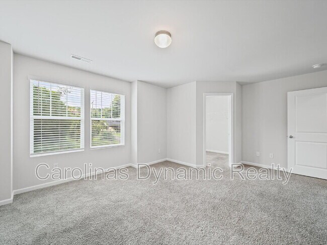 Building Photo - 914 S Battleground Ave