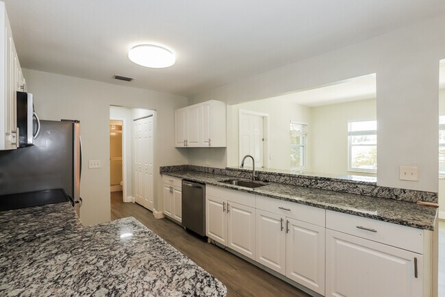 Building Photo - 3 Bedroom Home with Private Pool in Inverness