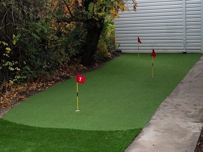 Building Photo - Beautifully updated 5 Bed / 2 Bath Home wi...