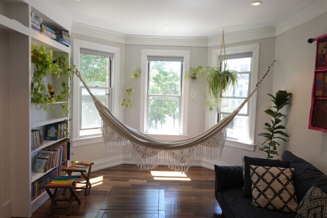 Building Photo - Charming 2BR + home office Condo in the he...