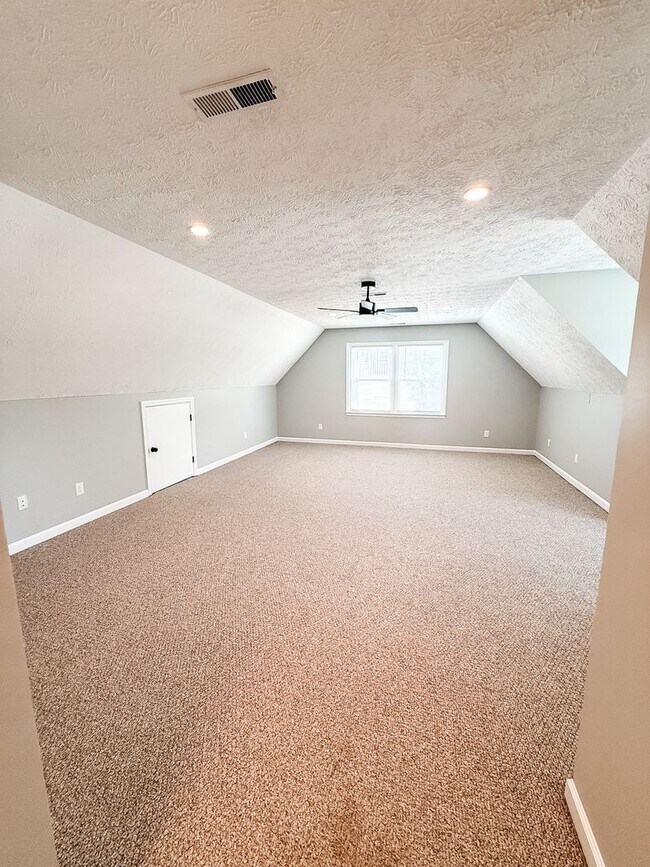 Building Photo - Charming Cape Cod in Halls