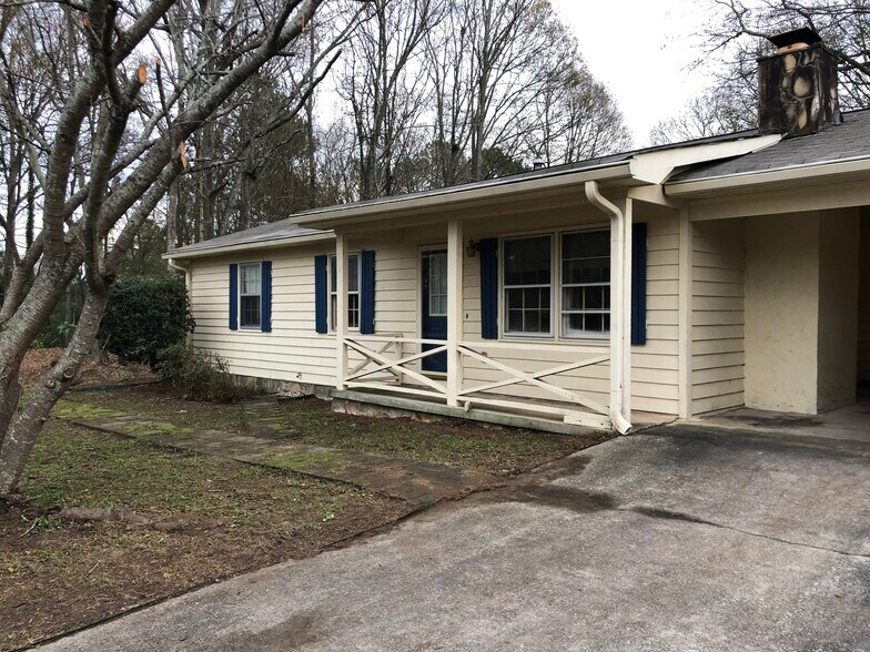 Building Photo - 1015 Eastview Rd NE