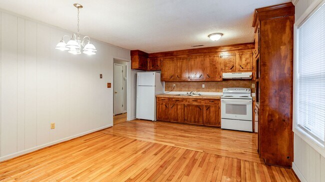 Building Photo - 3 Bedroom 1.5 Bath House in Hobcaw Point -...