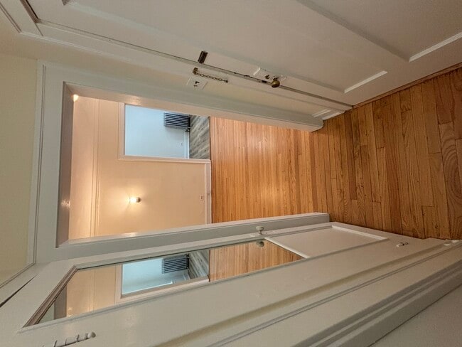 Building Photo - 2216 W Thome Ave