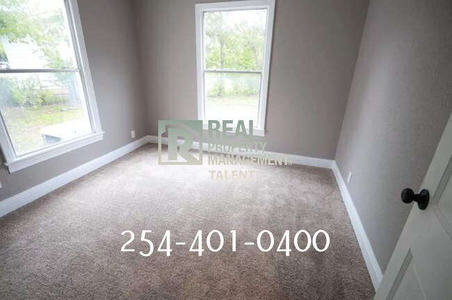 Building Photo - **Available in August** 3 Bedroom, 1 Bathr...