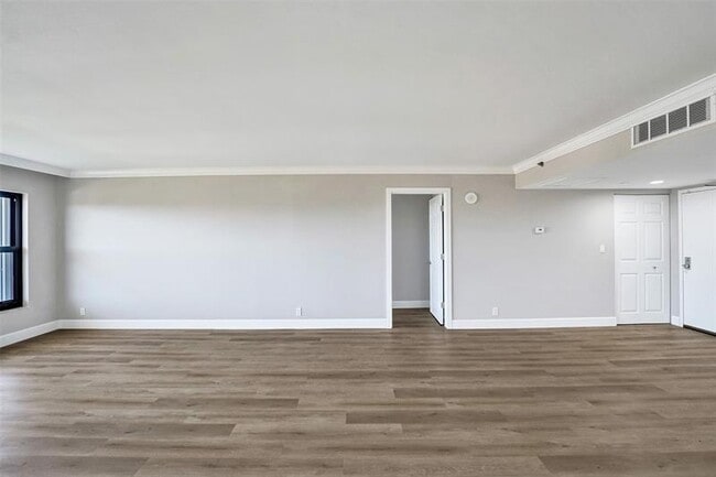 Building Photo - 3200 Port Royale Dr N