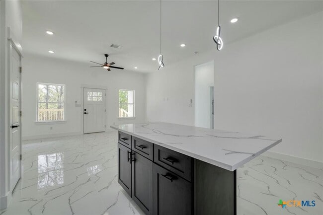 Building Photo - 121 Diamond Head Dr
