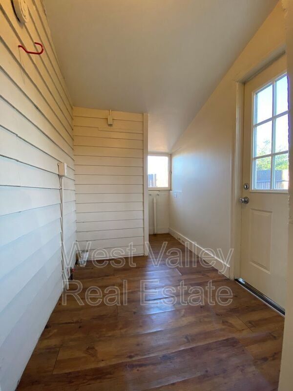 Building Photo - 107 Lucard St