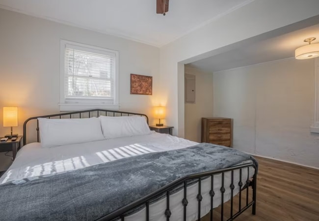 Building Photo - Athens Cottage 1 Bedroom and 1 Bathroom Available for Pre-Leasing!