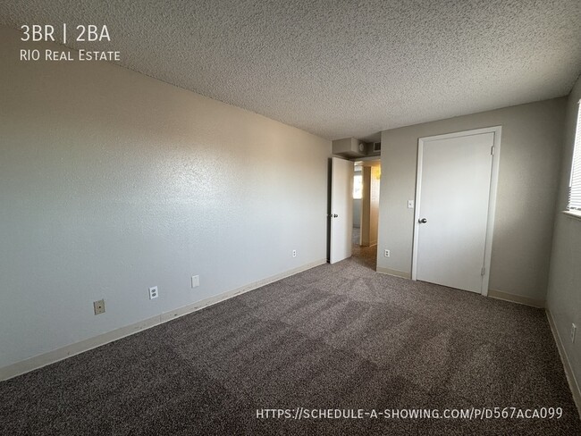 Building Photo - Spacious Split level 3 Bed/2 Bath Town hom...