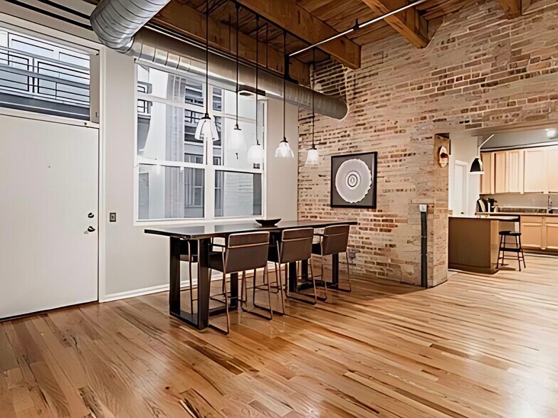 Building Photo - 312 N May St