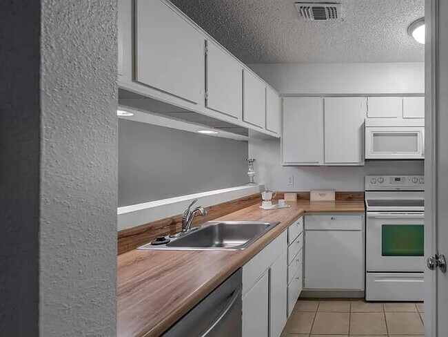 Building Photo - 2125 Augusta Dr