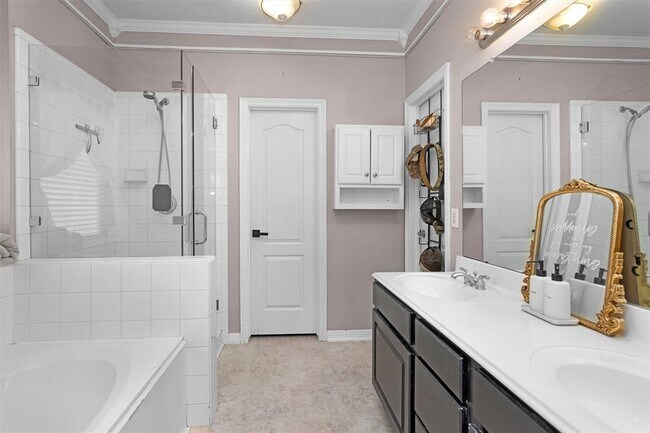 Building Photo - 7215 Wedgewood Dr