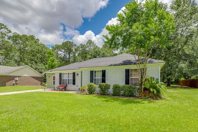 Building Photo - Freshly Painted 4 Bed Home on Huge Lot wit...