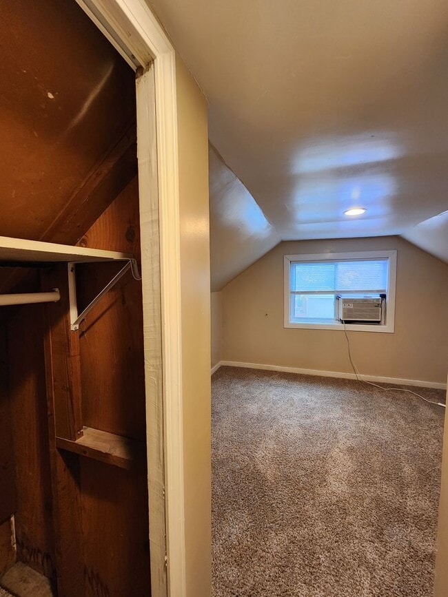 Building Photo - 3 Bedrooms, 1.5 Bath Brick Bungalow with Basement & Large Yard.  Close to UofL.