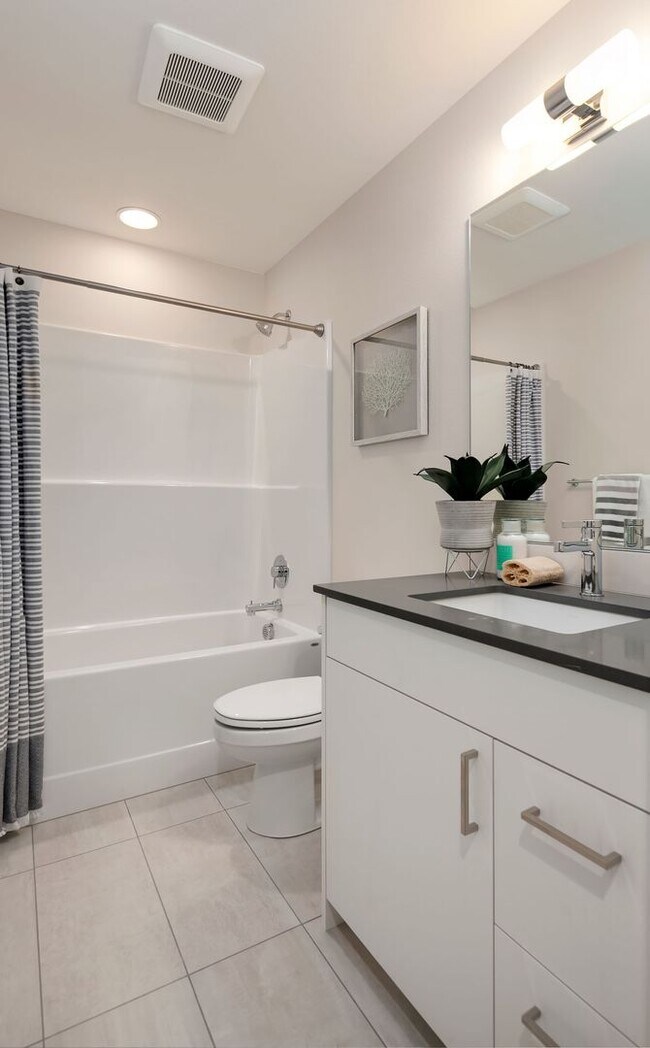 Building Photo - 4Bd/3.5Ba Shoreline Townhome
