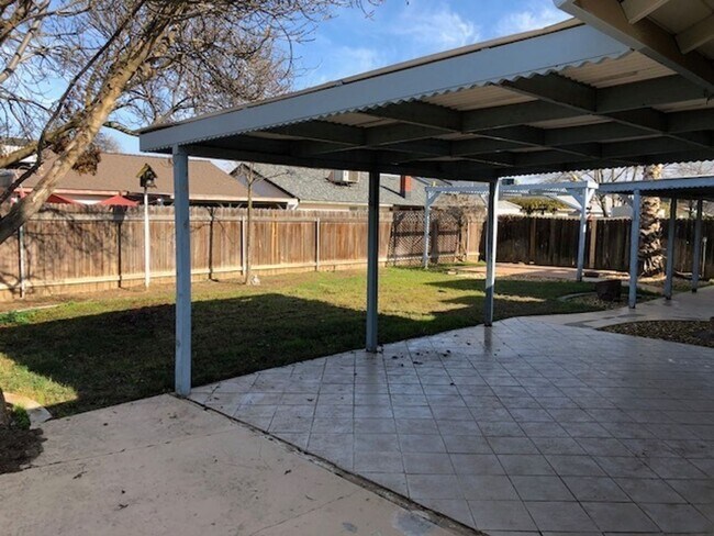 Building Photo - 980 Lakewood Dr
