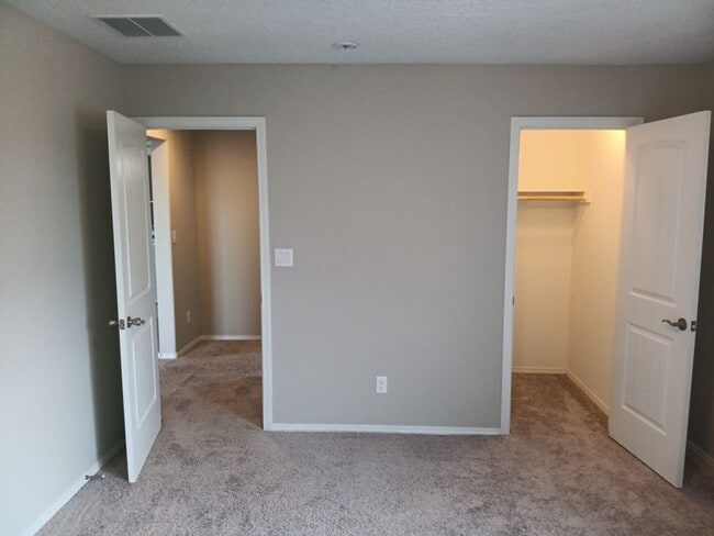 Building Photo - Spacious 4-bedroom, 2.5-bathroom home! Showings available NOW!