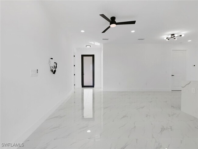 Building Photo - 1119 Earhart St E