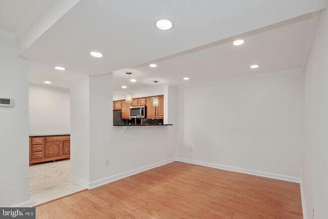 Building Photo - 5801 Linden Square Ct
