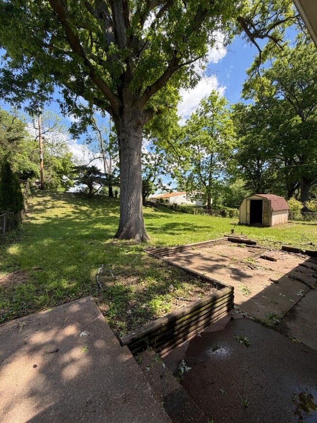 Building Photo - 2415 Castle Dr