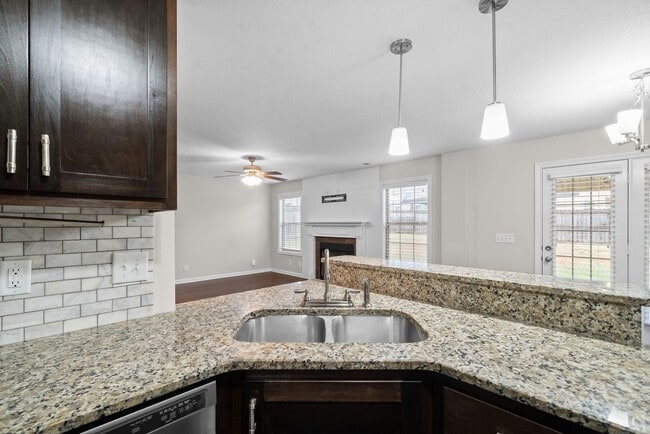 Building Photo - Pet Friendly Three Bedroom in Rossview!