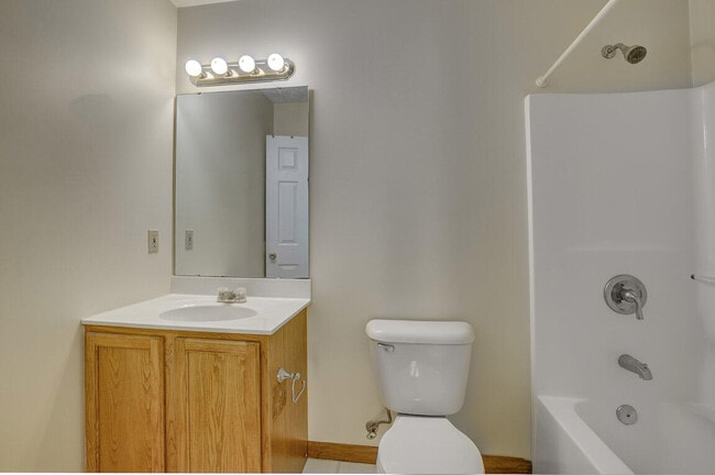 Building Photo - 330 River Rd