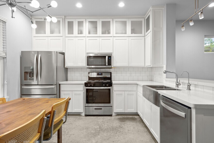 Building Photo - 1220 Delano St