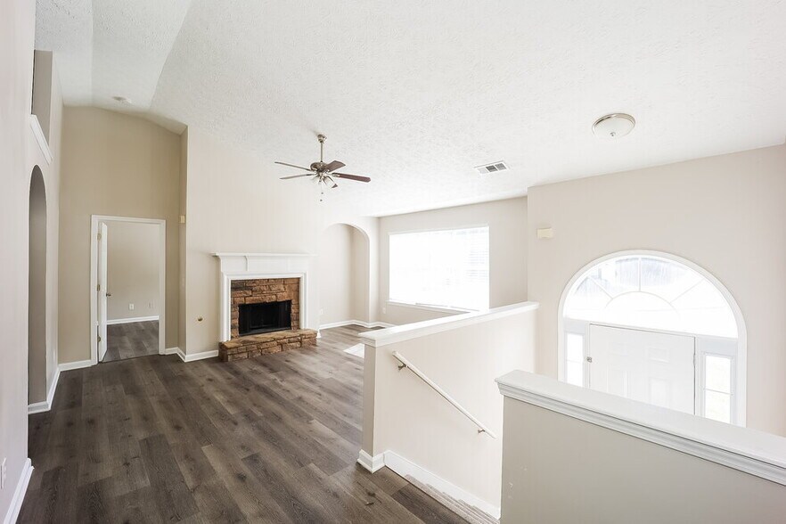 Building Photo - 587 Rosewood Cir