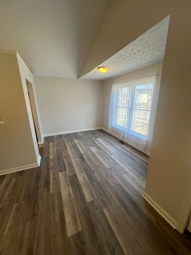 Building Photo - Spacious 3 Bedroom