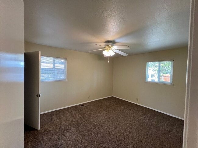 Building Photo - Single story close to shopping and freeway access!