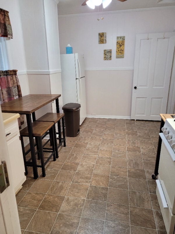 Building Photo - 841 Parkview St NE