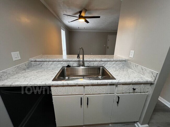 Building Photo - 5850 Century Oaks Dr