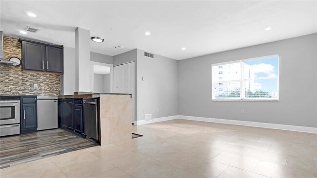 Building Photo - 7925 Carlyle Ave