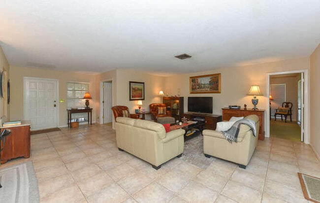 Building Photo - 493 Forestview Dr