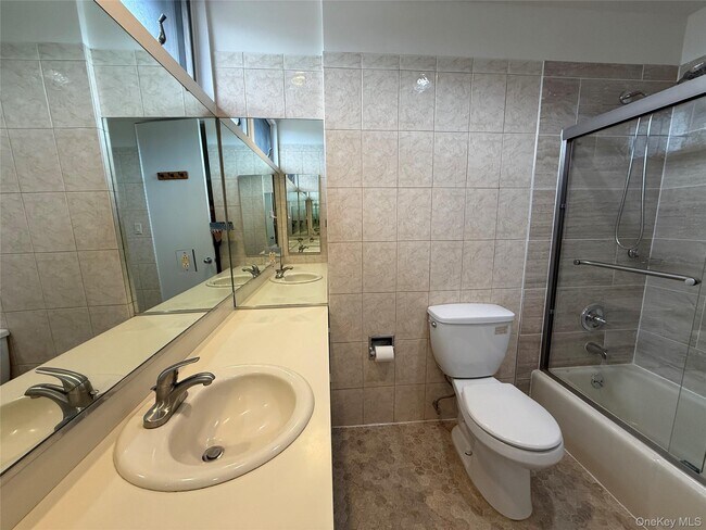 Building Photo - 130 S Middle Neck Rd