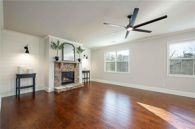 Building Photo - 5875 Chestnut Dr