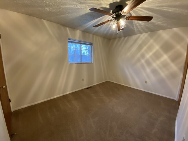 Building Photo - 5037 W Pea Ridge Rd