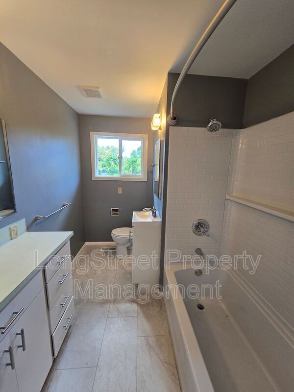Building Photo - 2550 NE Seavy Cir