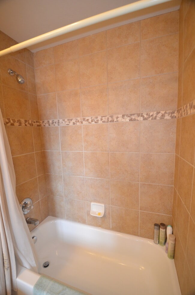 Building Photo - Highlands Green Lodge! Updated One Bedroom close to Main Street! SUMMER ONLY RENTAL!