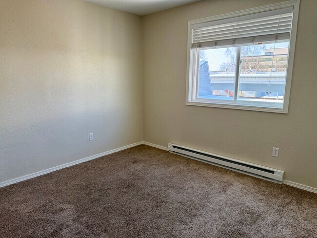 Building Photo - 2 Bedroom Townhouse with Carport