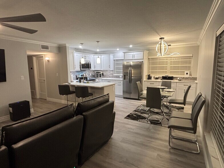 Large Open floor plan includes Electric reclining modular sofa with lounger - 10 Vista Palm Ln