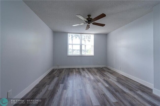 Building Photo - 250 Jacaranda Dr