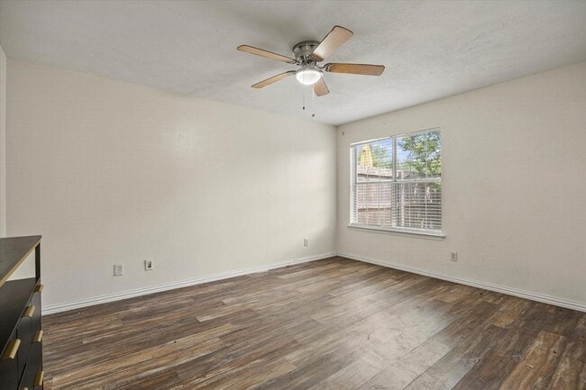 Building Photo - 2504 Brook Hollow Ct