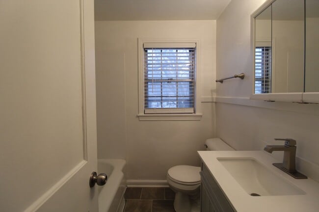 Building Photo - March FREE On This 2 Bedroom 1 Bath Duplex In The Waldo Area