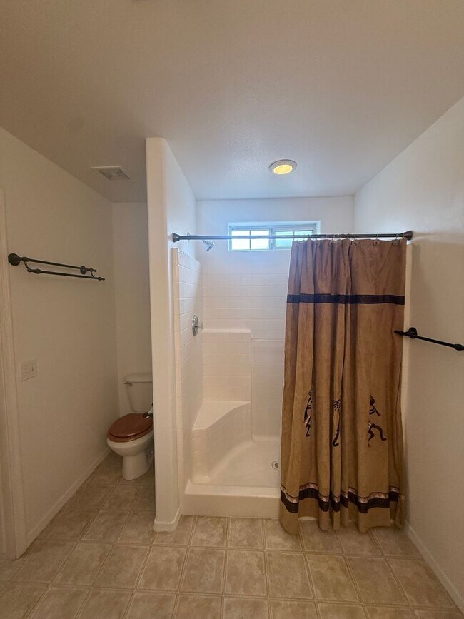 Building Photo - 3 Bedroom 2 Bathroom Home