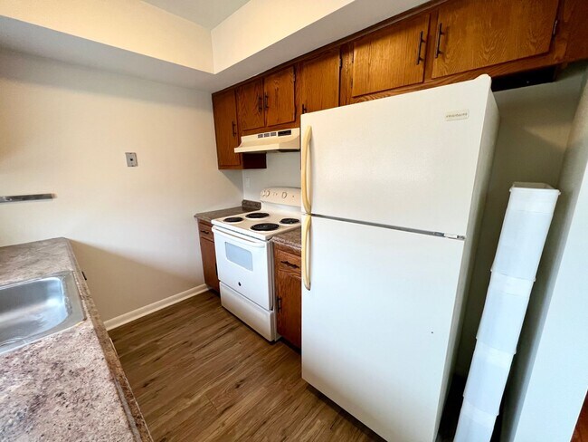 Building Photo - Luxurious 3-Bedroom Townhome in Logan Square with Parking Space Included! Available mid-August!