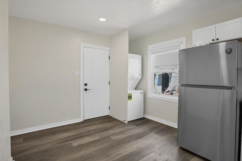 Building Photo - 265 Cherry Dr