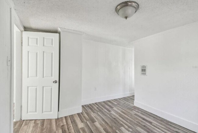 Building Photo - Housing Voucher Accepted: Charming 4-Bedroom Home in Saint Petersburg